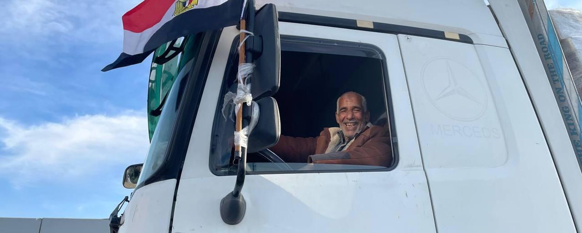 شاحنات محملة بالمساعدات الإنسانية على الحدود المصرية في انتظار عبورها إلى قطاع غزة - سبوتنيك عربي, 1920, 19.01.2025