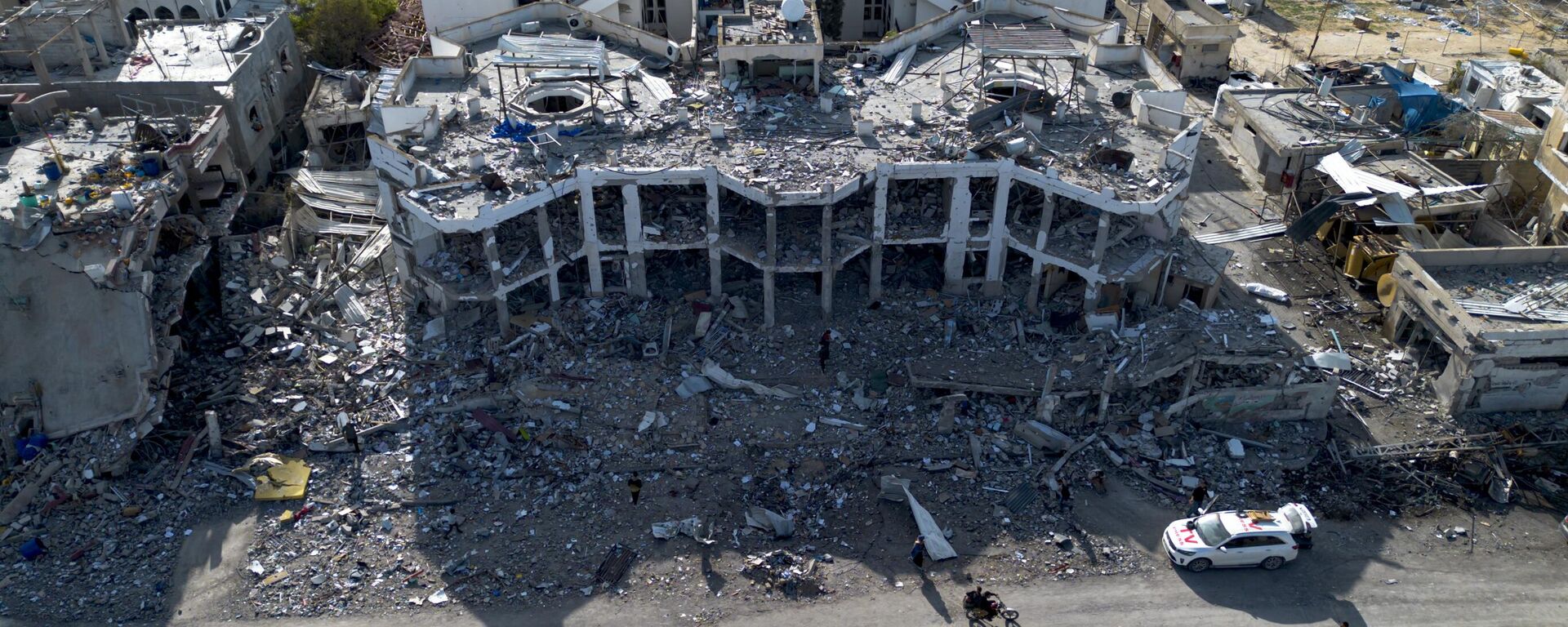 Палестинцы, идут по руинам, оставленным израильской воздушной и наземной атакой возле больницы Аль-Наджар в Рафахе - سبوتنيك عربي, 1920, 20.01.2025