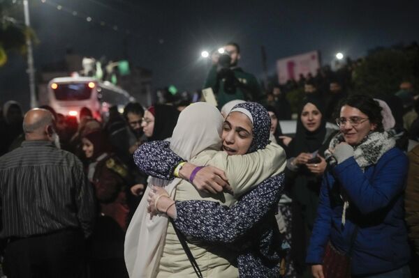 عناق حار بين أسيرة فلسطينية وعائلتها، بعد إطلاق سراحها من سجن إسرائيلي، في مدينة بيتونيا في الضفة الغربية. - سبوتنيك عربي