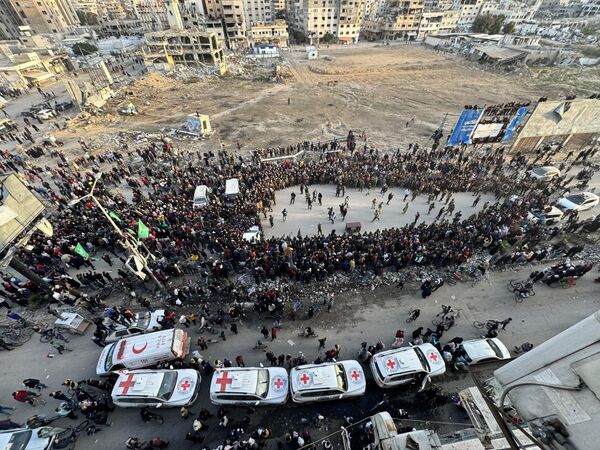&quot;كتائب القسام&quot; تسلم  3 رهائن إسرائيليات إلى الصليب الأحمر في السرايا كجزء من المرحلة الأولى من اتفاق وقف إطلاق النار وتبادل الأسرى بين إسرائيل و&quot;حماس&quot;، في مدينة غزة. - سبوتنيك عربي