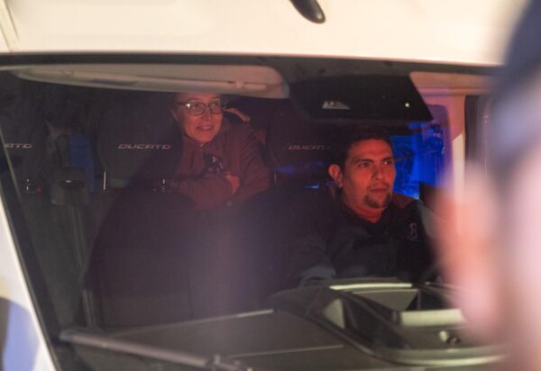 صورة لواحدة من الرهائن الإسرائيليات الثلاث المفرج عنهن، في الحافلة الصغيرة أثناء مغادرتها مركز شيبا الطبي، المعروف أيضًا باسم مستشفى تل هشومير، حيث يصل الرهائن لإجراء فحصهم الطبي. - سبوتنيك عربي