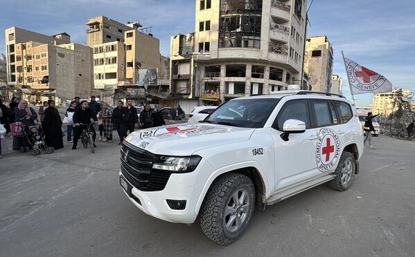 &quot;كتائب القسام&quot; تسلم 3 رهائن إسرائيليات إلى الصليب الأحمر في السرايا كجزء من المرحلة الأولى من اتفاق وقف إطلاق النار وتبادل الأسرى بين إسرائيل و&quot;حماس&quot;، في مدينة غزة. - سبوتنيك عربي