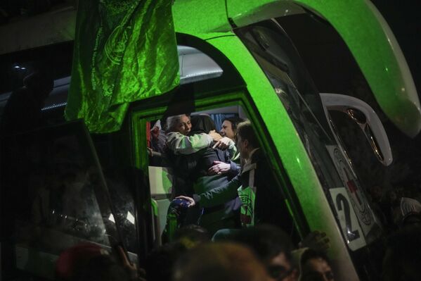 ترحيب حار بأسيرة فلسطينية قبل نزولها من الحافلة بعد إطلاق سراحها من سجن إسرائيلي، في مدينة بيتونيا في الضفة الغربية. - سبوتنيك عربي