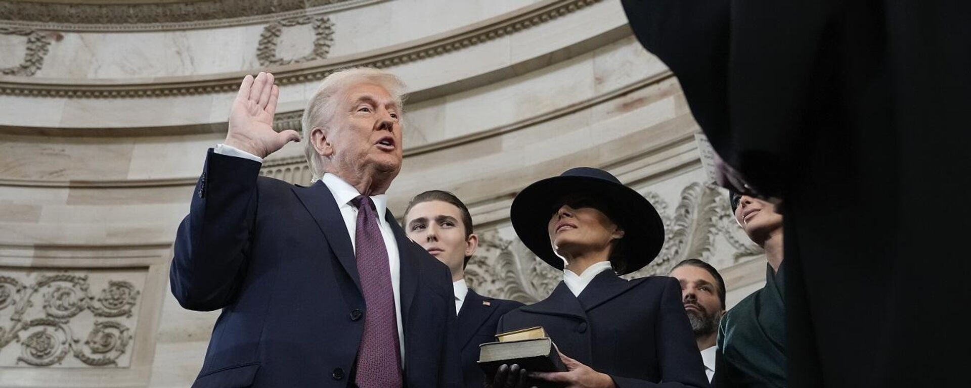 الرئيس الأمريكي، دونالد ترامب، يؤدي القسم كالرئيس الـ47 للولايات المتحدة داخل مبنى الكونغرس الأمريكي، 20 يناير/ كانون الثاني 2025 - سبوتنيك عربي, 1920, 20.01.2025