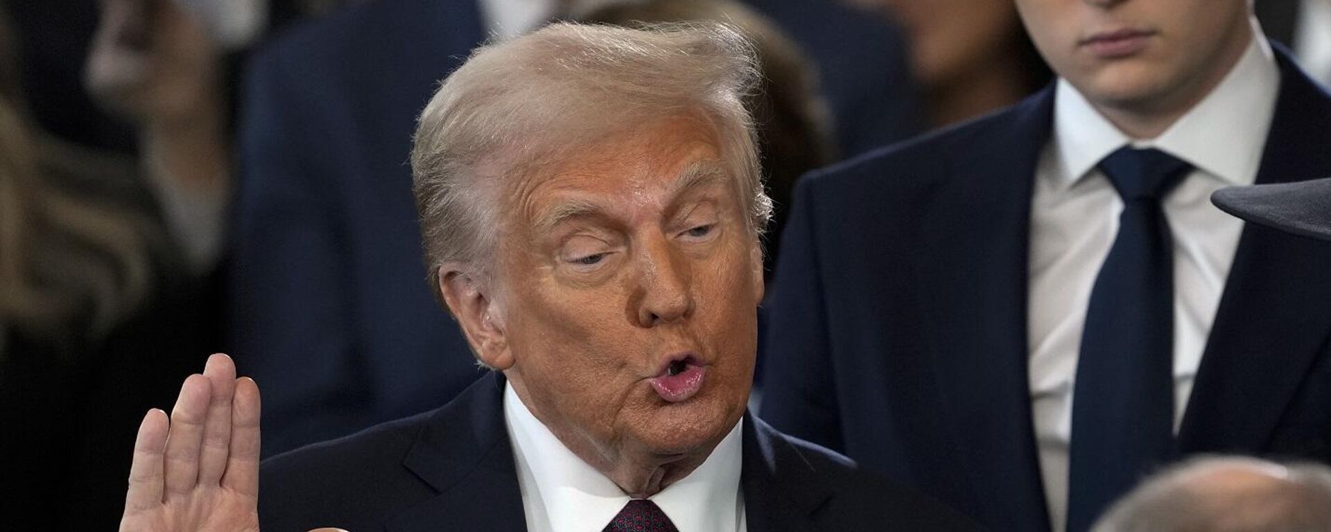 دونالد ترامب، أثناء أدائه القسم كالرئيس الـ47 لأمريكا، في مبنى الكونغرس، واشنطن، 20 يناير/ كانون الثاني 2025 - سبوتنيك عربي, 1920, 20.01.2025