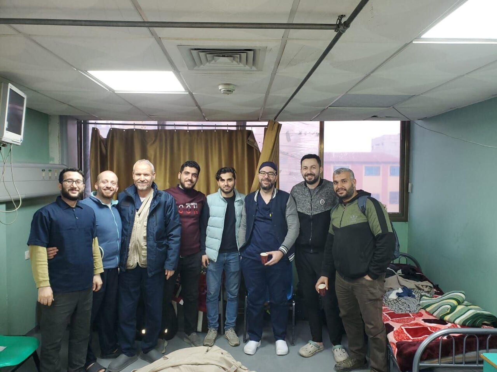 وفد طبي تونسي يعود من غزة ويروي فاصيل مؤلمة من واقع الحرب. - سبوتنيك عربي, 1920, 22.01.2025