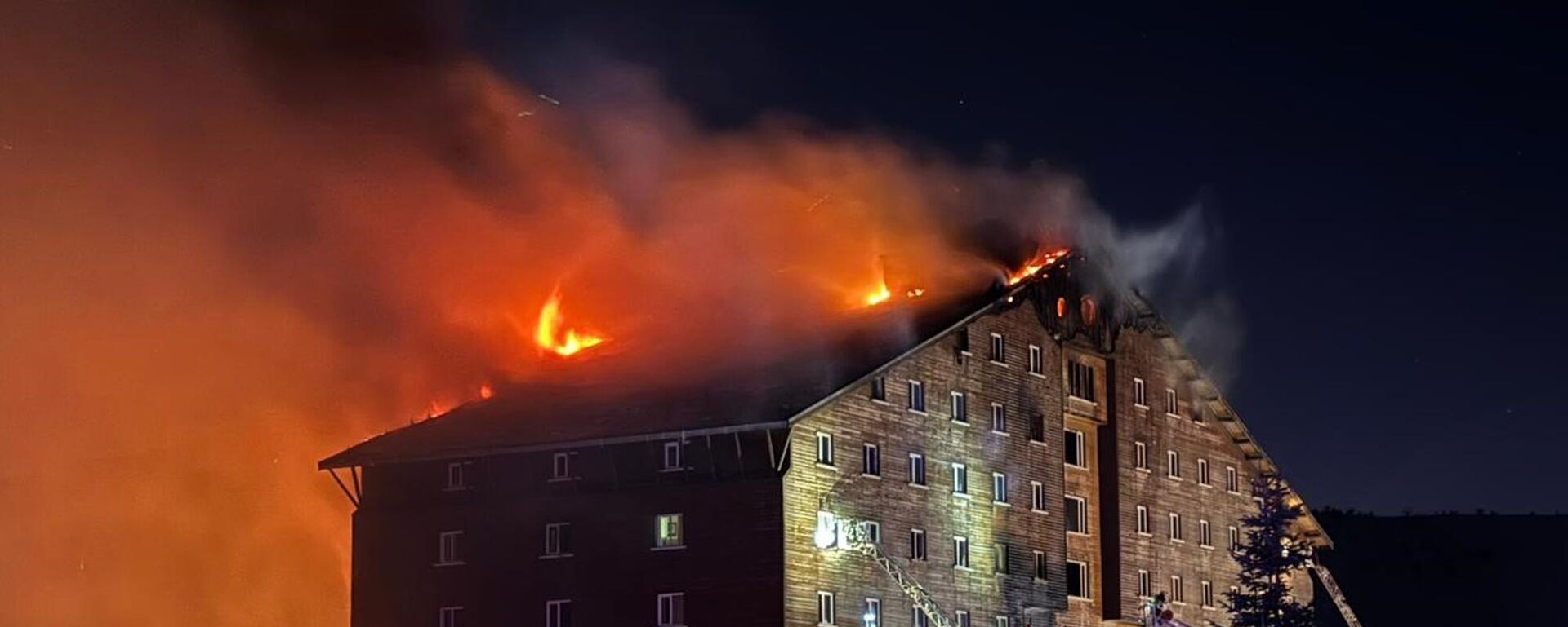 رجال الإطفاء يعملون على إخماد حريق في فندق بمنتجع كارتال كايا للتزلج في محافظة بولو، شمال غرب تركيا - سبوتنيك عربي, 1920, 19.04.2025