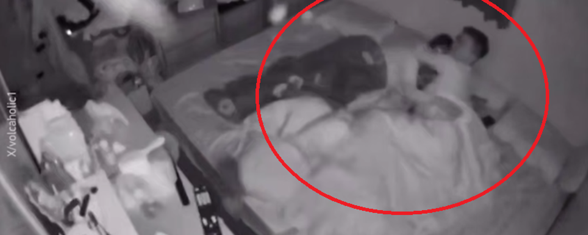 صورة تظهر زوجين يحتضنان طفلهما أثناء الزلزال الذي ضرب جنوب تايوان - سبوتنيك عربي, 1920, 21.01.2025