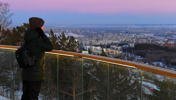 صورة لفتاة تراقب غروب الشمس على سطح المراقبة في نيكولاييفسكايا سوبكا، أعلى نقطة جغرافية داخل مدينة كراسنويارسك. صورة لفتاة تراقب غروب الشمس على سطح المراقبة في نيكولاييفسكايا سوبكا، أعلى نقطة جغرافية داخل مدينة كراسنويارسك. - سبوتنيك عربي