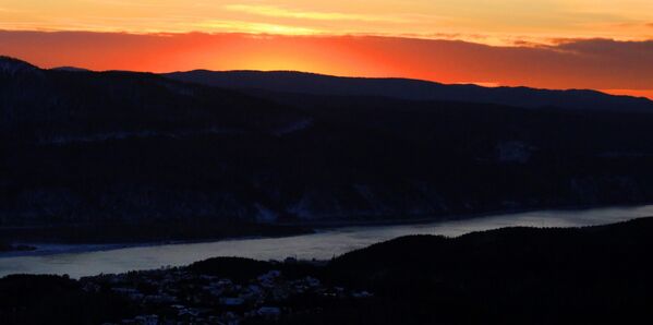 غروب الشمس فوق نهر ينيسي في محيط كراسنويارسك - سبوتنيك عربي