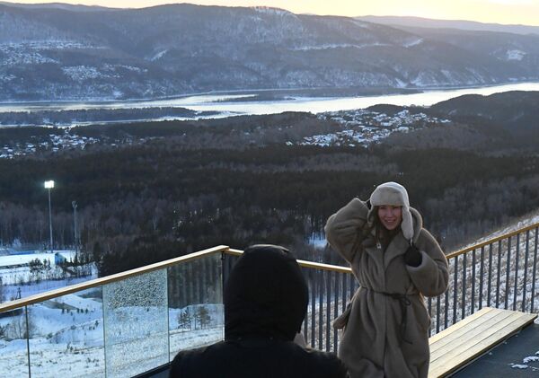 الناس أثناء غروب الشمس على سطح المراقبة في نيكولاييفسكايا سوبكا، أعلى نقطة جغرافية داخل حدود مدينة كراسنويارسك - سبوتنيك عربي