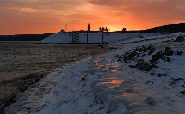 الشاطئ الجليدي لخزان نهر ينيسي في الحوض العلوي لمحطة كراسنويارسك للطاقة الكهرومائية عند غروب الشمس، والتي تظهر لأول مرة منذ بنائها في أواخر الستينيات. - سبوتنيك عربي