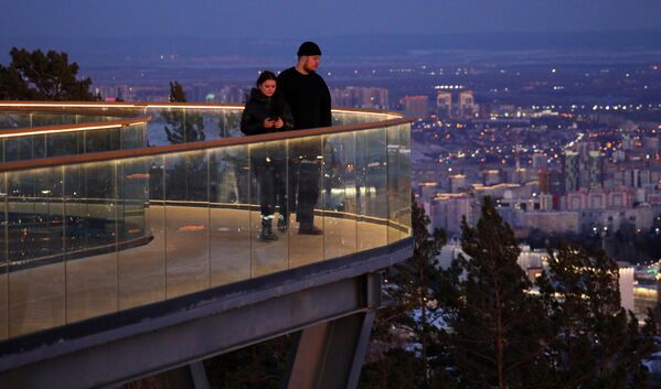 الناس أثناء غروب الشمس على سطح المراقبة في نيكولاييفسكايا سوبكا، أعلى نقطة جغرافية داخل حدود مدينة كراسنويارسك. - سبوتنيك عربي