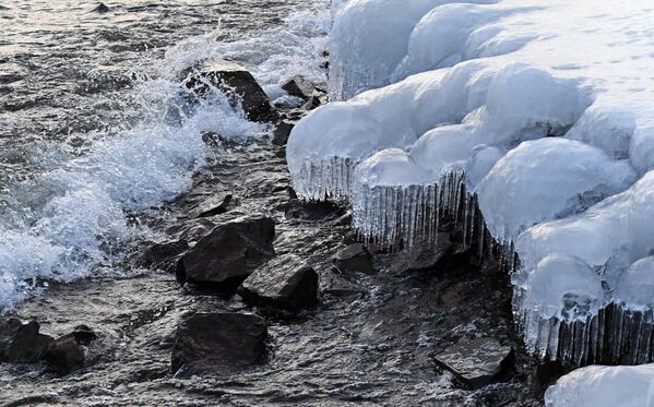 الشاطئ الجليدي لخزان على نهر ينيسي في الحوض العلوي لمحطة كراسنويارسك للطاقة الكهرومائية، والذي يظهر لأول مرة منذ إنشائها في أواخر الستينيات. - سبوتنيك عربي