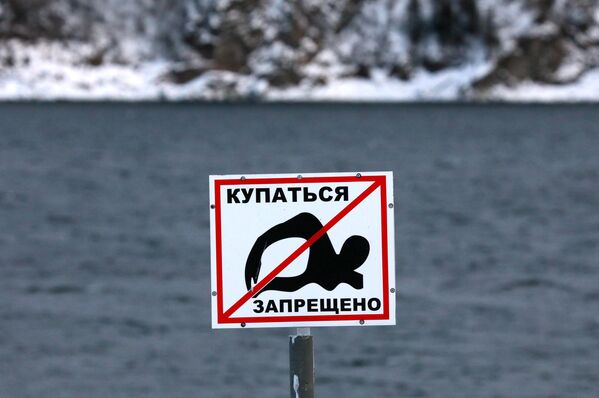 لافتة مكتوب عليها ممنوع السباحة على ضفة نهر ينيسي في المسبح العلوي لمحطة كراسنويارسك للطاقة الكهرومائية، والتي تم إغلاقها لأول مرة منذ بنائها في أواخر الستينيات - سبوتنيك عربي