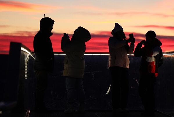 يلتقط الناس الصور أثناء غروب الشمس في منصة المراقبة في نيكولاييفسكايا سوبكا، أعلى نقطة جغرافية داخل حدود مدينة كراسنويارسك. - سبوتنيك عربي