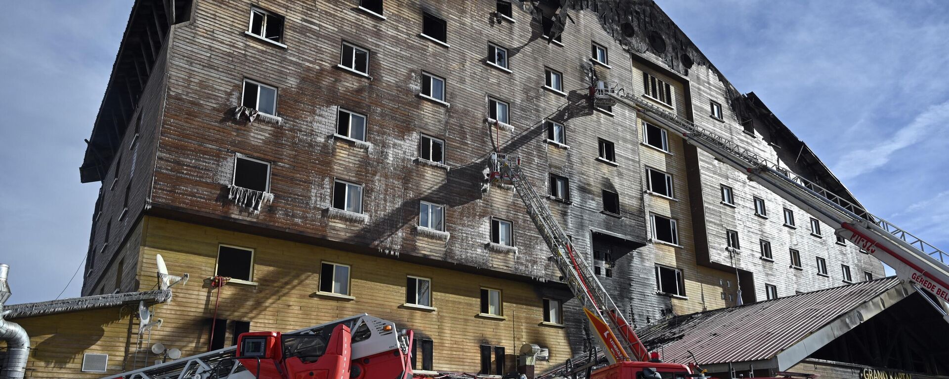 رجال الإطفاء يعملون بعد اندلاع حريق في فندق بمنتجع كارتال كايا للتزلج، الواقع في محافظة بولو، شمال غرب تركيا - سبوتنيك عربي, 1920, 21.01.2025