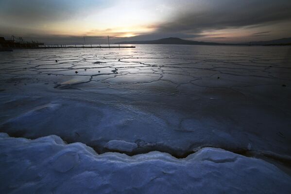 شروق الشمس فوق خليج أوسوري المتجمد  في فلاديفوستوك. - سبوتنيك عربي