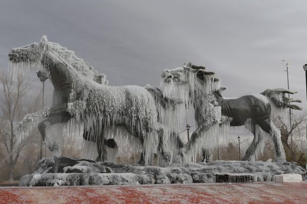 تماثيل لأحصنة تتجمد بعد انخفاض درجات الحرارة لأقل من 0 درجة مع رياح باردة لتصل إلى -6 درجات، جعلت مدينة سيوداد خواريز المكسيكية تشهد أحد أبرد أيام الموسم. - سبوتنيك عربي