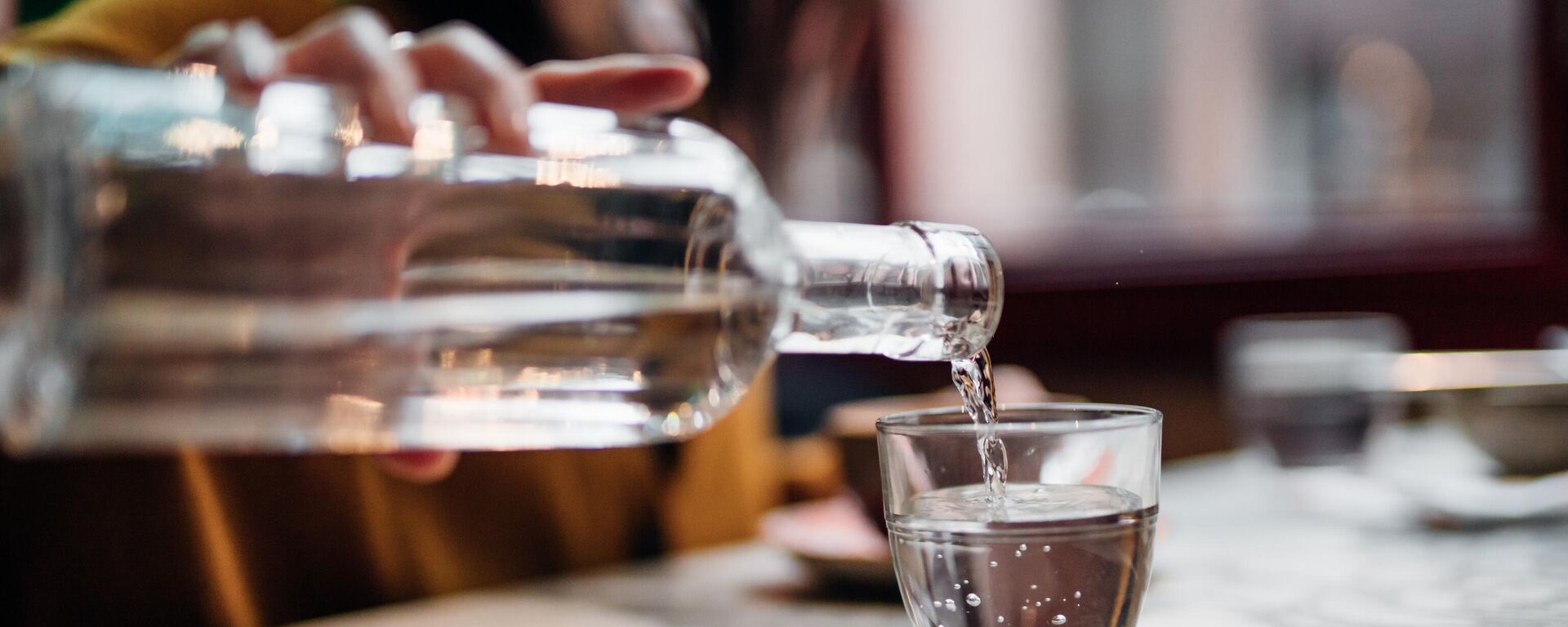 امرأة تصب الماء في كوب  - سبوتنيك عربي, 1920, 22.01.2025