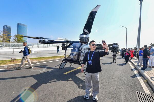 زوار يلتقطون الصور مع السيارة الطائرة في مقاطعة هاينان، الصين. - سبوتنيك عربي