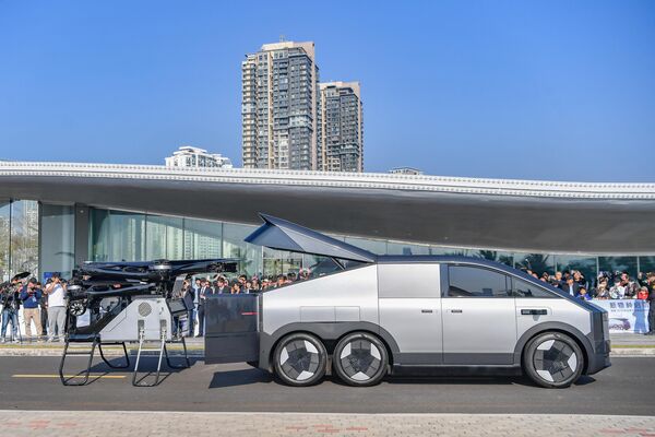 صورة لـ"حاملة الطائرات الأرضية"، السيارة الطائرة التي طورتها شركة صناعة السيارات الكهربائية الصينية (XPENG)، وهي تجري أول رحلة عامة لها، في عام 2025 في مقاطعة هاينان، في الصين. - سبوتنيك عربي