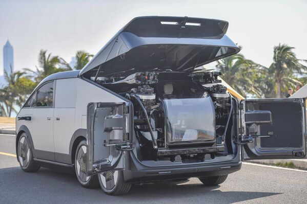 صورة لسيارة أثناء تحولها لطائرة واستعدادها للإقلاع، في أول رحلة عامة لها، في الصين. - سبوتنيك عربي