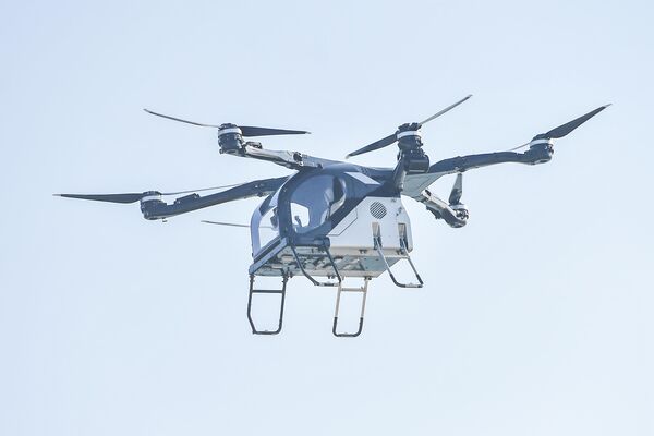 لقطة جميلة للسيارة الطائرة وهي تحلق في السماء في أول رحلة جوية لها. - سبوتنيك عربي