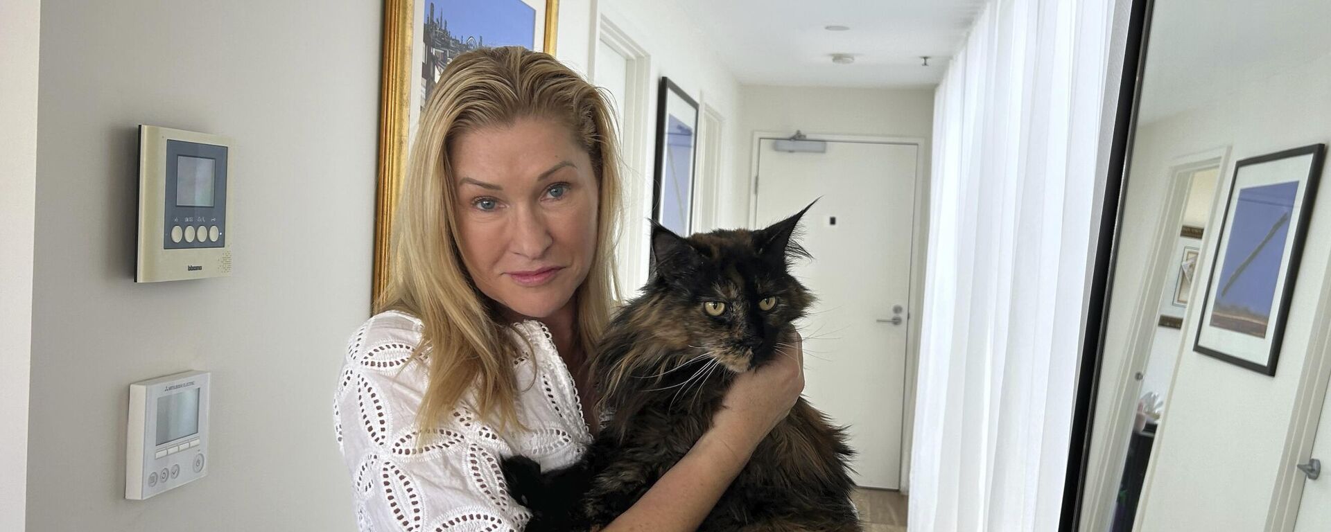 مارغو نياس تحمل قطتها ميتنز في منزلها في ملبورن - سبوتنيك عربي, 1920, 22.01.2025