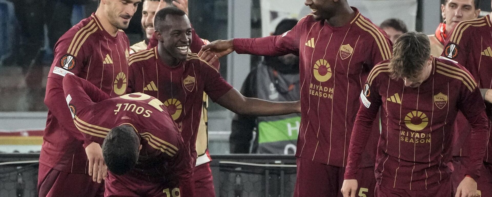 اللاعب سعود عبد الحميد وسط زملائه من فريق روما الإيطالي - سبوتنيك عربي, 1920, 22.01.2025