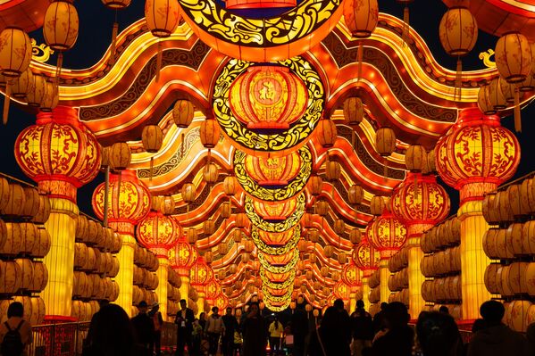 أشخاص يشاهدون عروض الفوانيس الملونة خلال مهرجان فوانيس منطقة الخليج الكبرى لعام  2025 في منطقة نانشا في مدينة قوانغتشو بمقاطعة قوانغدونغ الصينية.  - سبوتنيك عربي