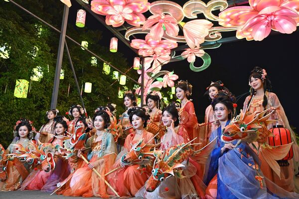 عشاق فن الهانفو يقفون لالتقاط صورة خلال مهرجان فوانيس منطقة الخليج الكبرى لعام  2025 في منطقة نانشا في مدينة قوانغتشو بمقاطعة قوانغدونغ الصينية. - سبوتنيك عربي