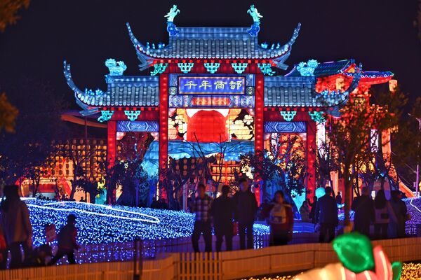 أشخاص يشاهدون عروض الفوانيس الملونة خلال مهرجان فوانيس منطقة الخليج الكبرى لعام 2025 في منطقة نانشا في مدينة قوانغتشو بمقاطعة قوانغدونغ الصينية. - سبوتنيك عربي