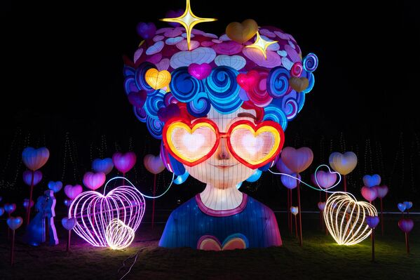 عروض الفوانيس الملونة تضيء خلال مهرجان فوانيس منطقة الخليج الكبرى لعام لعام 2025 في منطقة نانشا في مدينة قوانغتشو بمقاطعة قوانغدونغ الصينية. - سبوتنيك عربي