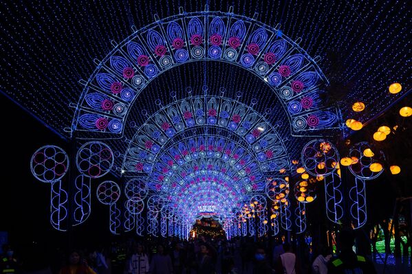 زوار يشاهدون عروض الفوانيس الملونة خلال مهرجان فوانيس منطقة الخليج الكبرى لعام 2025 في منطقة نانشا في مدينة قوانغتشو بمقاطعة قوانغدونغ الصينية. - سبوتنيك عربي