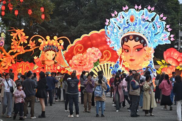 أشخاص يشاهدون عروض الفوانيس "الأوبرا الكانتونية" خلال مهرجان فوانيس منطقة الخليج الكبرى لعام 2025 في مدينة قوانغتشو بمقاطعة قوانغدونغ الصينية. - سبوتنيك عربي