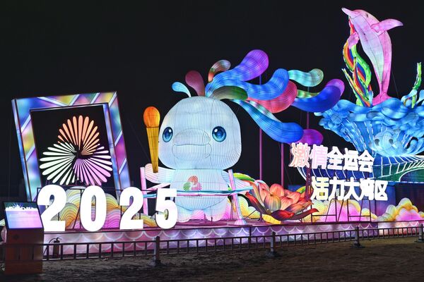 عروض الفوانيس الملونة تضيء خلال مهرجان فوانيس منطقة الخليج الكبرى لعام 2025 في منطقة نانشا في مدينة قوانغتشو بمقاطعة قوانغدونغ الصينية. - سبوتنيك عربي