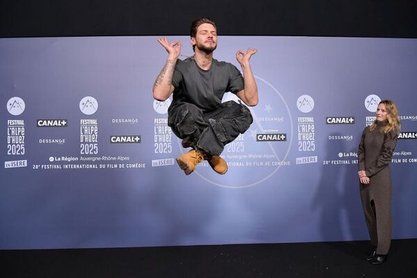 الممثل رايان بينسيتي، والممثلة تيفين دافيوت، في جلسة التصوير الخاصة بفيلم "Avec Ou Sans Enfants" خلال مهرجان "ألب دويز" الدولي الثامن والعشرين للأفلام الكوميدية، فرنسا. - سبوتنيك عربي