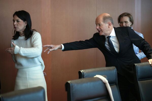 لقطة طريفة للمستشار الألماني أولاف شولتز، وهو يحاول إيقاف وزيرة الخارجية الألمانية أنالينا بيربوك، قبل اجتماع لمجلس الوزراء في برلين، ألمانيا. - سبوتنيك عربي