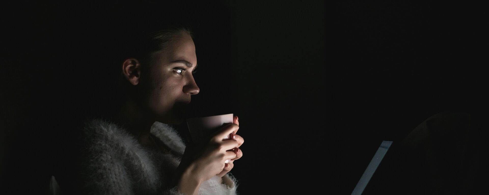 صورة لفتاة تعمل على الحاسوب ليلا - سبوتنيك عربي, 1920, 23.01.2025