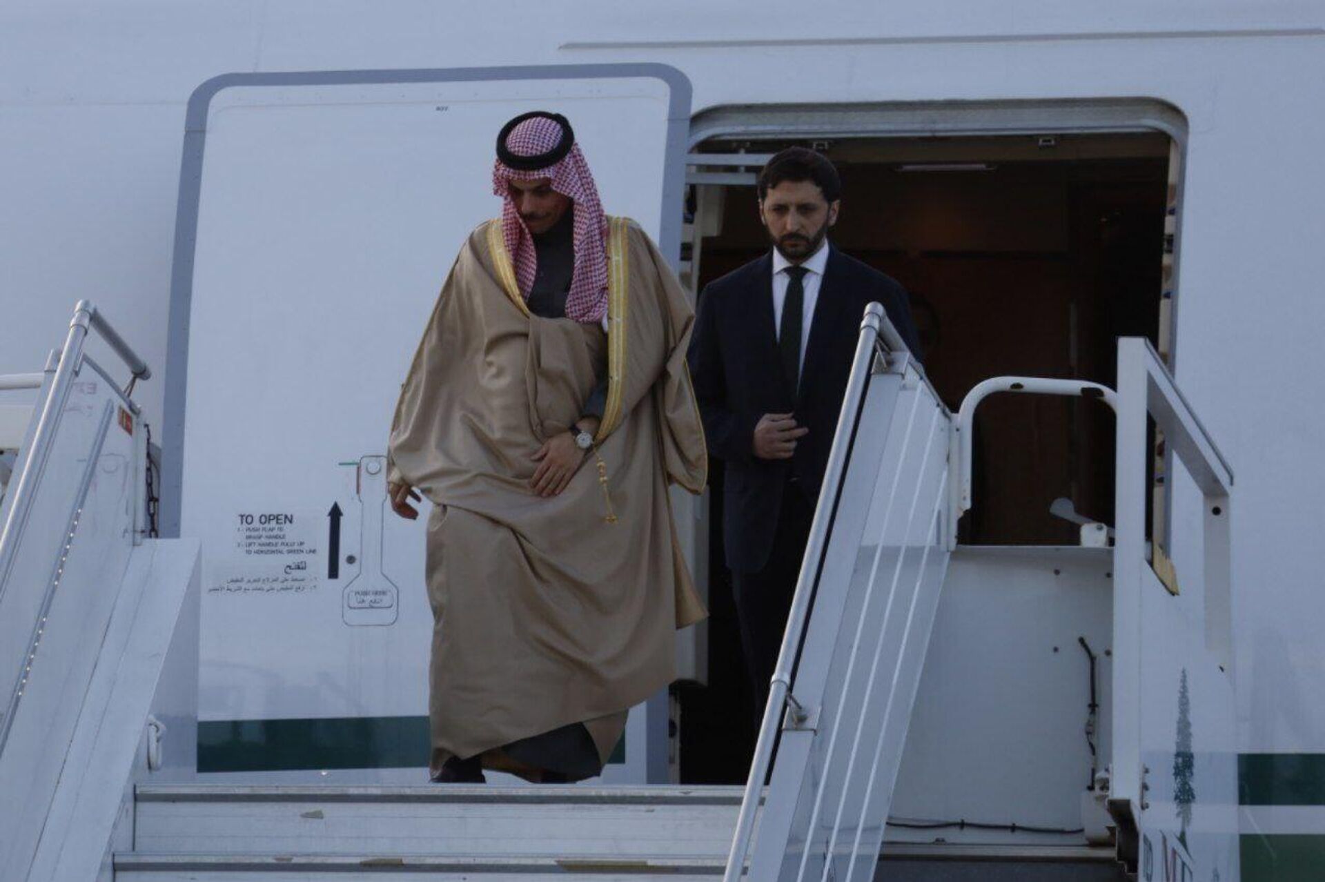 لحظة وصول وزير الخارجية السعودي فيصل بن فرحان، إلى العاصمة اللبنانية بيروت - سبوتنيك عربي, 1920, 23.01.2025