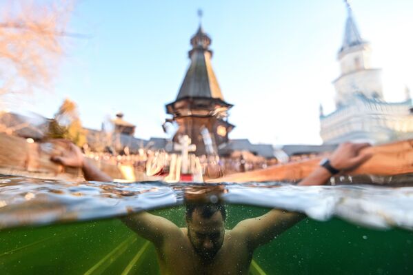 رجل أثناء الاستحمام بالمعمودية في إزمايلوفسكي الكرملين في موسكو. - سبوتنيك عربي