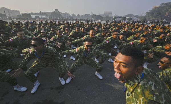 تشارك مجموعة من الإندونيسيين في بروفة عرض يوم الجمهورية 2025، في مسار كارتافيا في نيودلهي، الهند. - سبوتنيك عربي