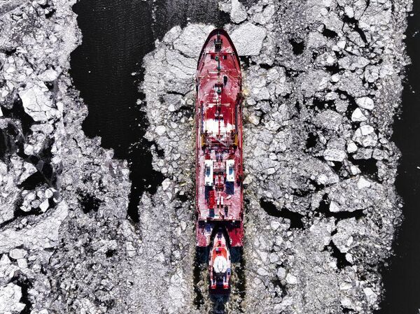 ظهر كتل الجليد العائمة على طول نهر هدسون أثناء تحرك سفينة في كينغستون، نيويورك، في يوم شديد البرودة. - سبوتنيك عربي