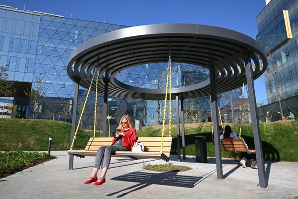 الحديقة المحيطة بالمبنى الجديد لجامعة "باومان" التقنية الحكومية في موسكو. الحديقة المحيطة بالمبنى الجديد لجامعة "باومان" التقنية الحكومية في موسكو. - سبوتنيك عربي