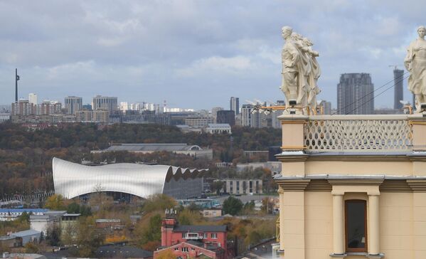 منظر لقصر الجمباز "إيرينا فينر عثمانوفا" ونصب النصر على تل بوكلونايا، من سطح أحد المباني في شارع لينينسكي بروسبكت، في موسكو. منظر لقصر الجمباز "إيرينا فينر عثمانوفا" ونصب النصر على تل بوكلونايا، من سطح أحد المباني في شارع لينينسكي بروسبكت، في موسكو. - سبوتنيك عربي