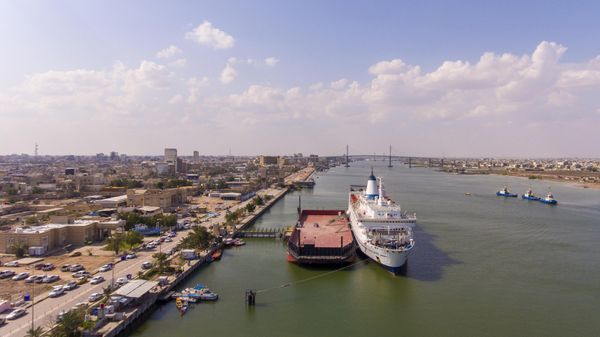 سفينة راسية في ممر شط العرب المائي في البصرة بالعراق - سبوتنيك عربي