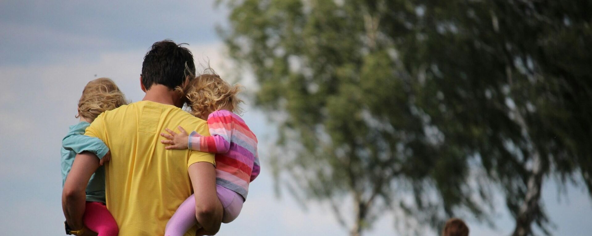 أب وأطفال - سبوتنيك عربي, 1920, 25.01.2025