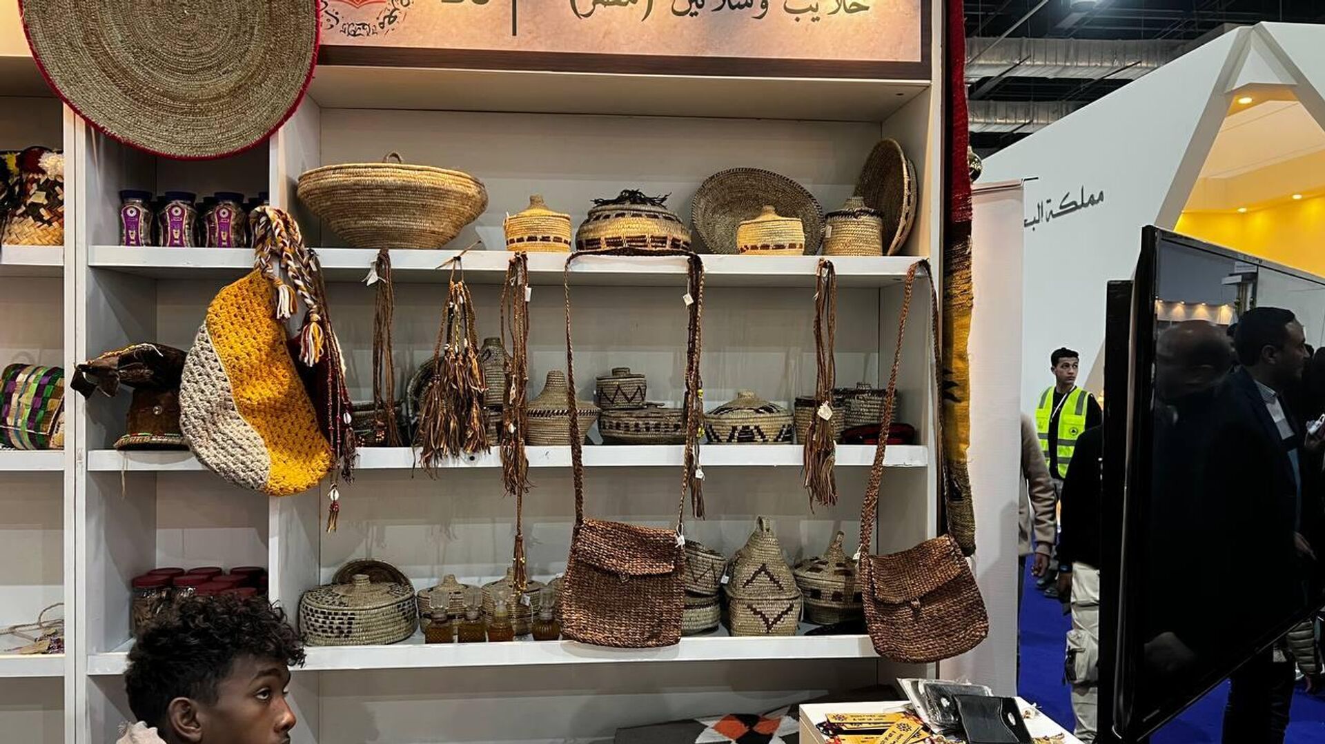 منتجات يدوية من الصناعات التراثية لسيدات حلايب وشلاتين ، حيث يشاركن. لتمثيل محافظة البحر الأحمر في الدورة 56 لمعرض القاهرة الدولي للكتاب منتجات يدوية من الصناعات التراثية لسيدات حلايب وشلاتين ، حيث يشاركن. لتمثيل محافظة البحر الأحمر في الدورة 56 لمعرض القاهرة الدولي للكتاب - سبوتنيك عربي, 1920, 25.01.2025