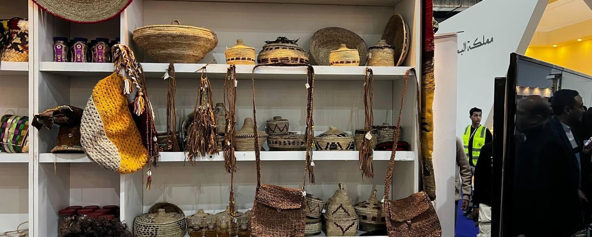 منتجات يدوية من الصناعات التراثية لسيدات حلايب وشلاتين ، حيث يشاركن. لتمثيل محافظة البحر الأحمر في الدورة 56 لمعرض القاهرة الدولي للكتاب - سبوتنيك عربي, 1920, 25.01.2025